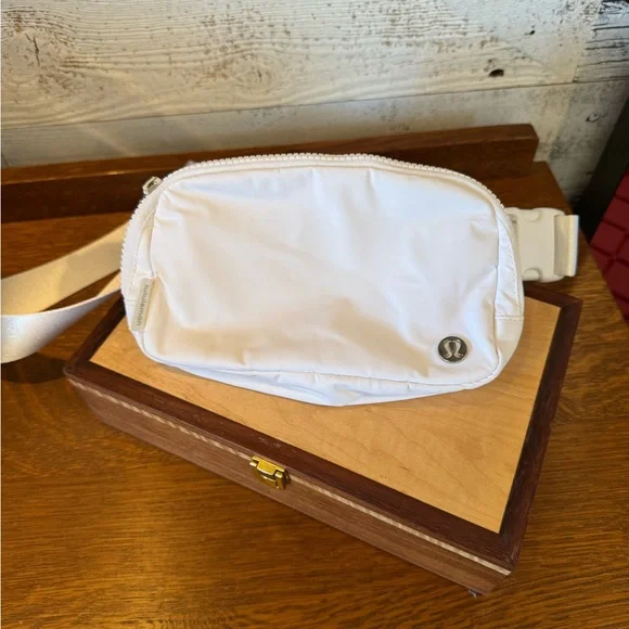 Lululemon Everywhere Crossbody Belt Bag 1L - White - Picture 6 of 11